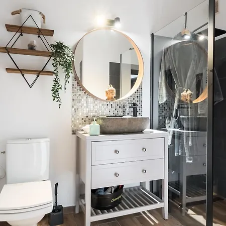 Black Rose Apartment *